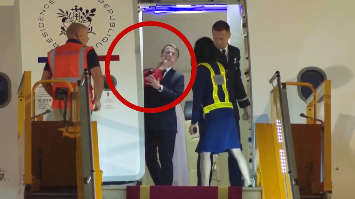 馬克宏訪問越南，下機時被拍到他遭夫人伸手巴臉。（圖／翻攝自YouTube）