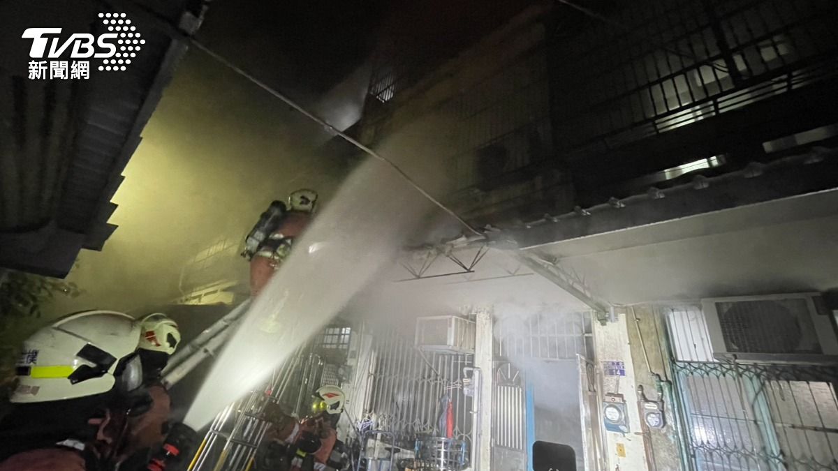 新竹香山住宅凌晨火警竄濃煙 3人被救出「1人命危」