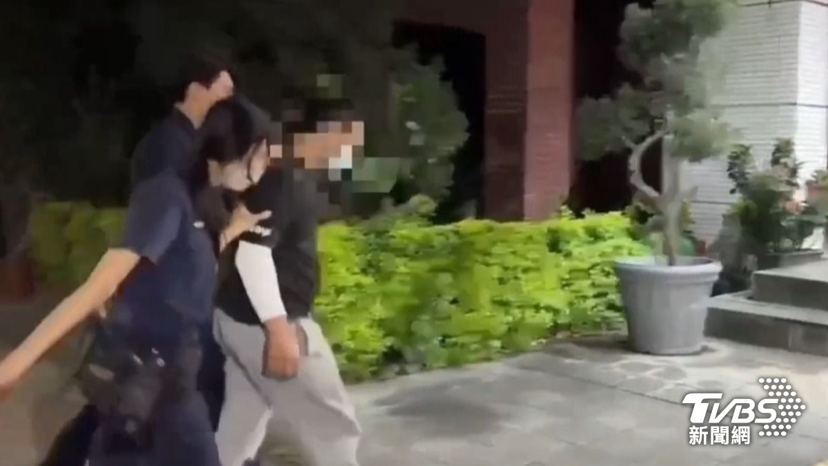 葉男移送畫面。(圖/TVBS)