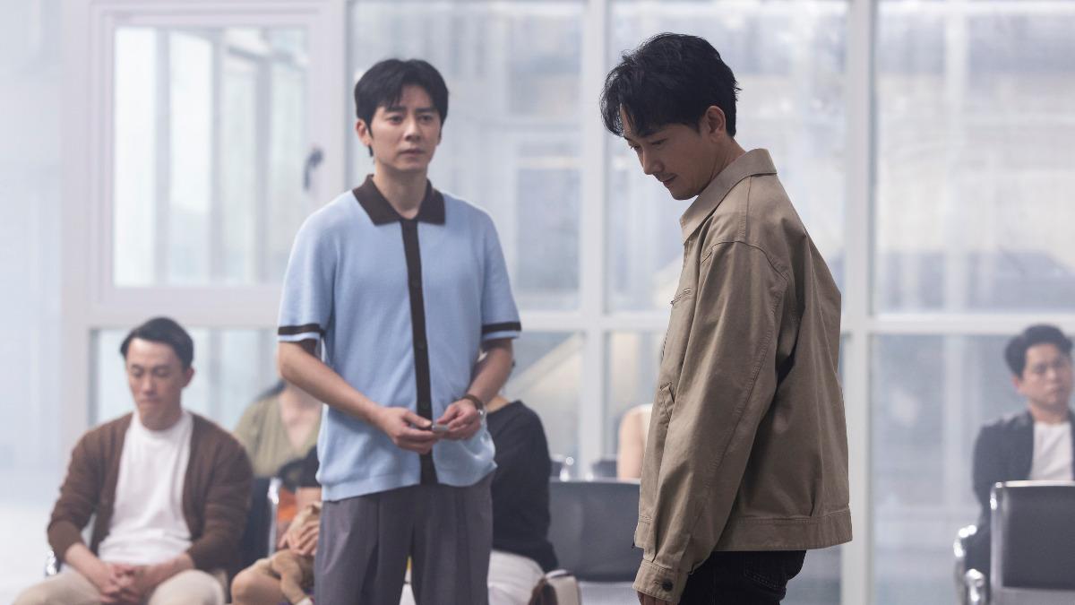 李國毅(左)和施名帥跨刀演出MV。(圖/相信音樂提供)