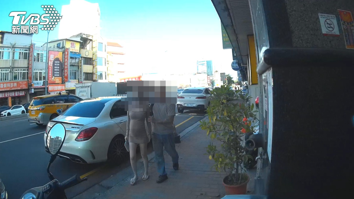 34歲王姓男子開車載妻子返家途中,身旁的孕妻突然子宮收縮陣痛難耐,準備臨盆。(圖/TVBS)