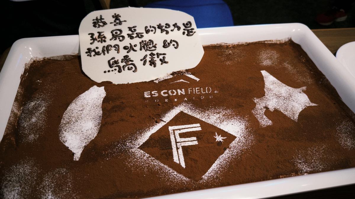 孫易磊初登板爸媽親臨現場 火腿包廂「突現16字」逼哭孫媽媽