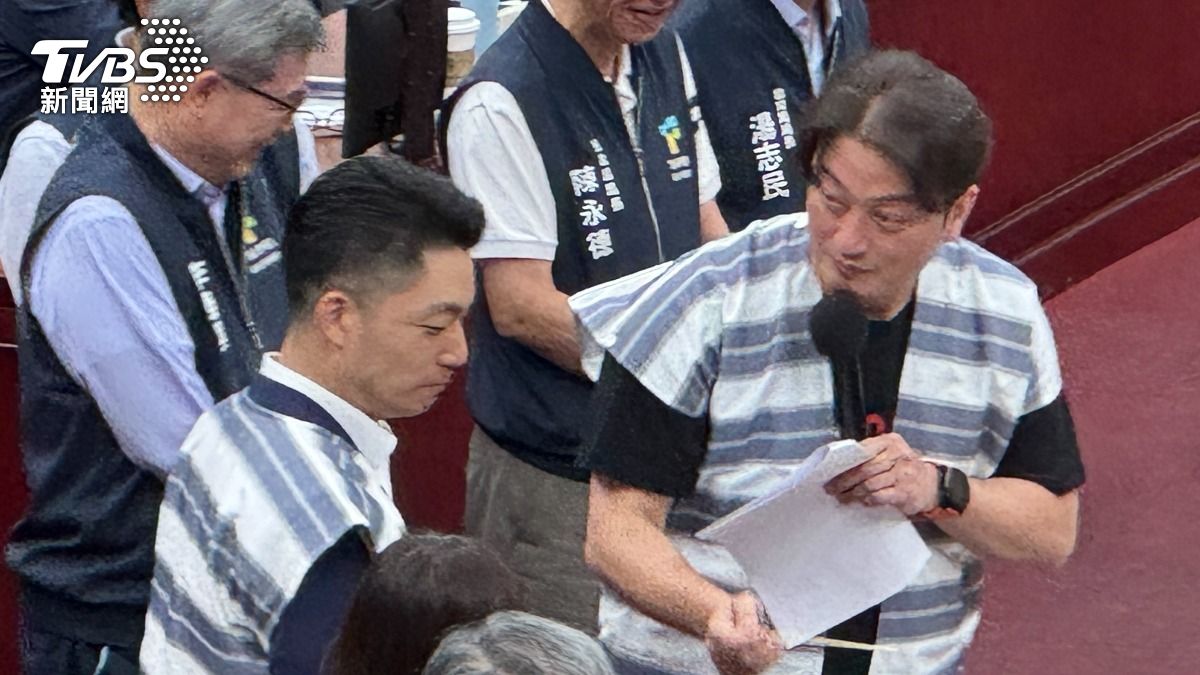 議會小學堂!蔣萬安穿上達悟族服飾答題 大嗑飛魚卵香腸