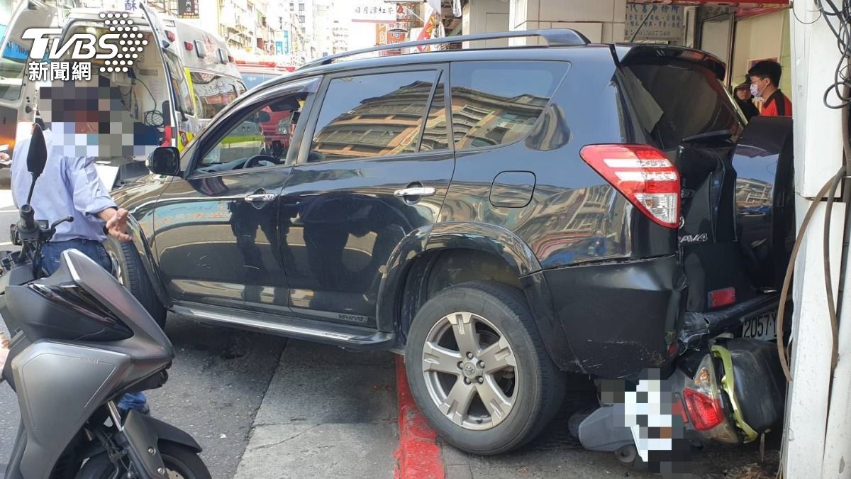 駕照酒駕被註銷!北市7旬翁倒車猛撞騎樓 騎士受傷險成夾心餅
