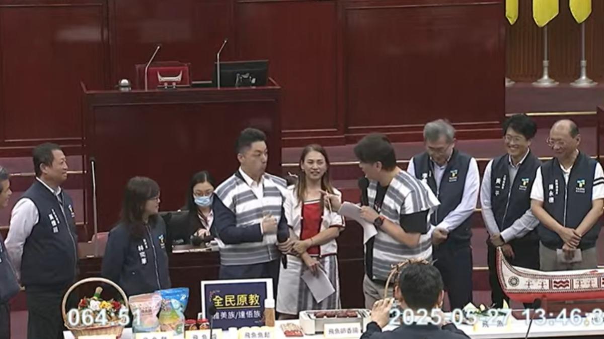 蔣萬安嗑香腸後比讚。(圖/翻攝自台北市議會直播)
