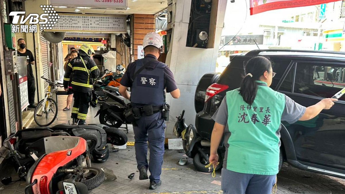 車禍發生後里長第一時間到場協助。(圖/里長沈春華提供)