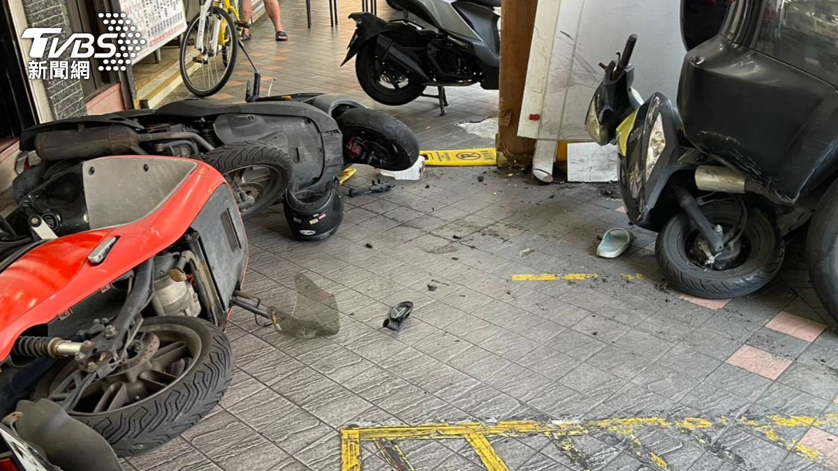 現場擦撞一名騎士後再爆衝進騎樓波及2機車。(圖/里長沈春華提供)