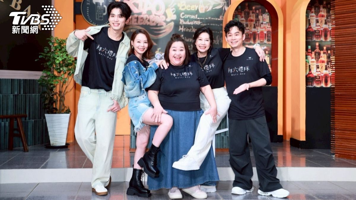 王品澔(左起)、孫淑媚、鍾欣凌、丁寧、導演杜政哲宣傳《拜六禮拜》(圖/趙世平攝)