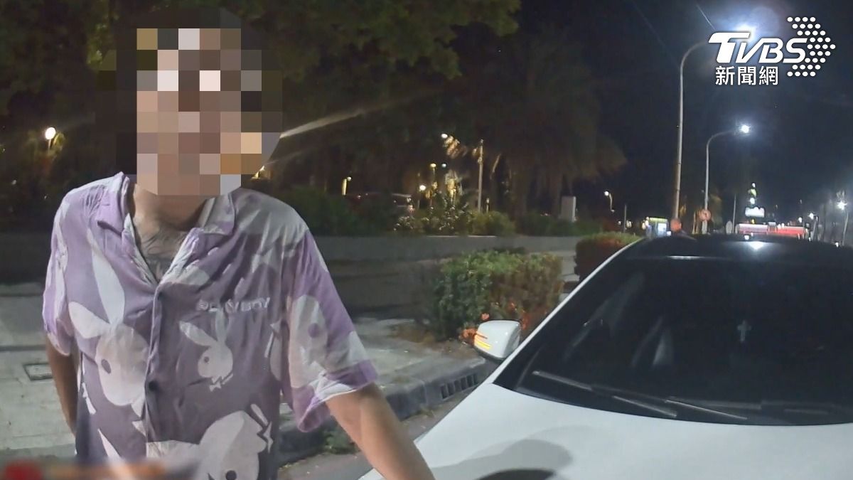 黃男深夜在旗津區一處路口,因紅線違停遭盤查。(圖/TVBS)