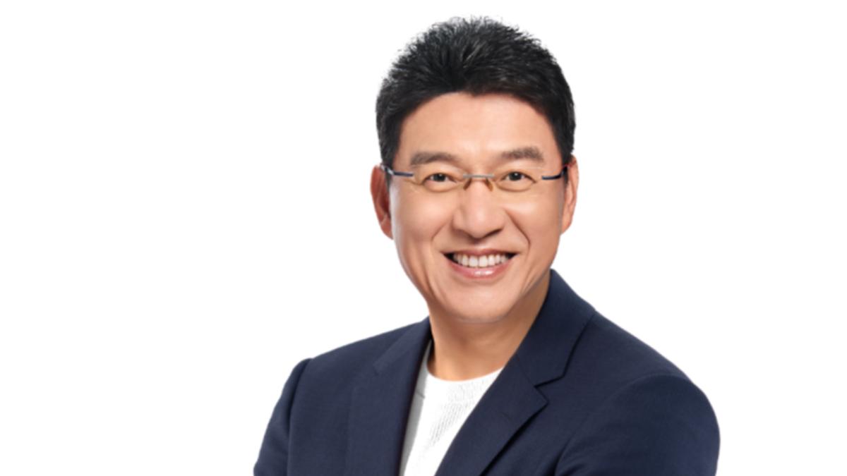 謝震武蟬聯第12年「最受信賴新聞時事節目主持人」。(圖/讀者文摘提供)