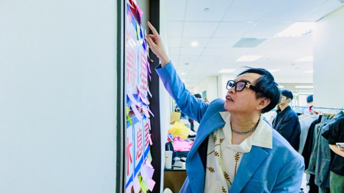 康康認真看主持群及工作人員寫的祝福語。(圖/中視提供)