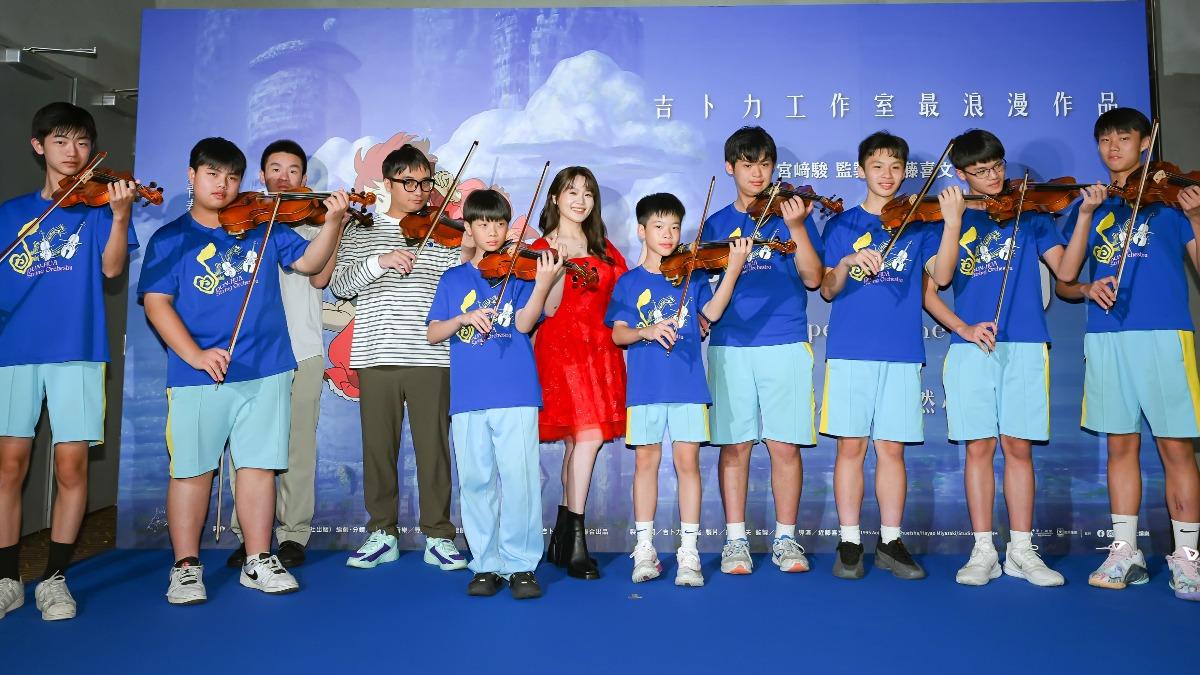 楊小黎出席《心之谷》首映會,合體眾多小提琴男孩。(圖/甲上娛樂提供)