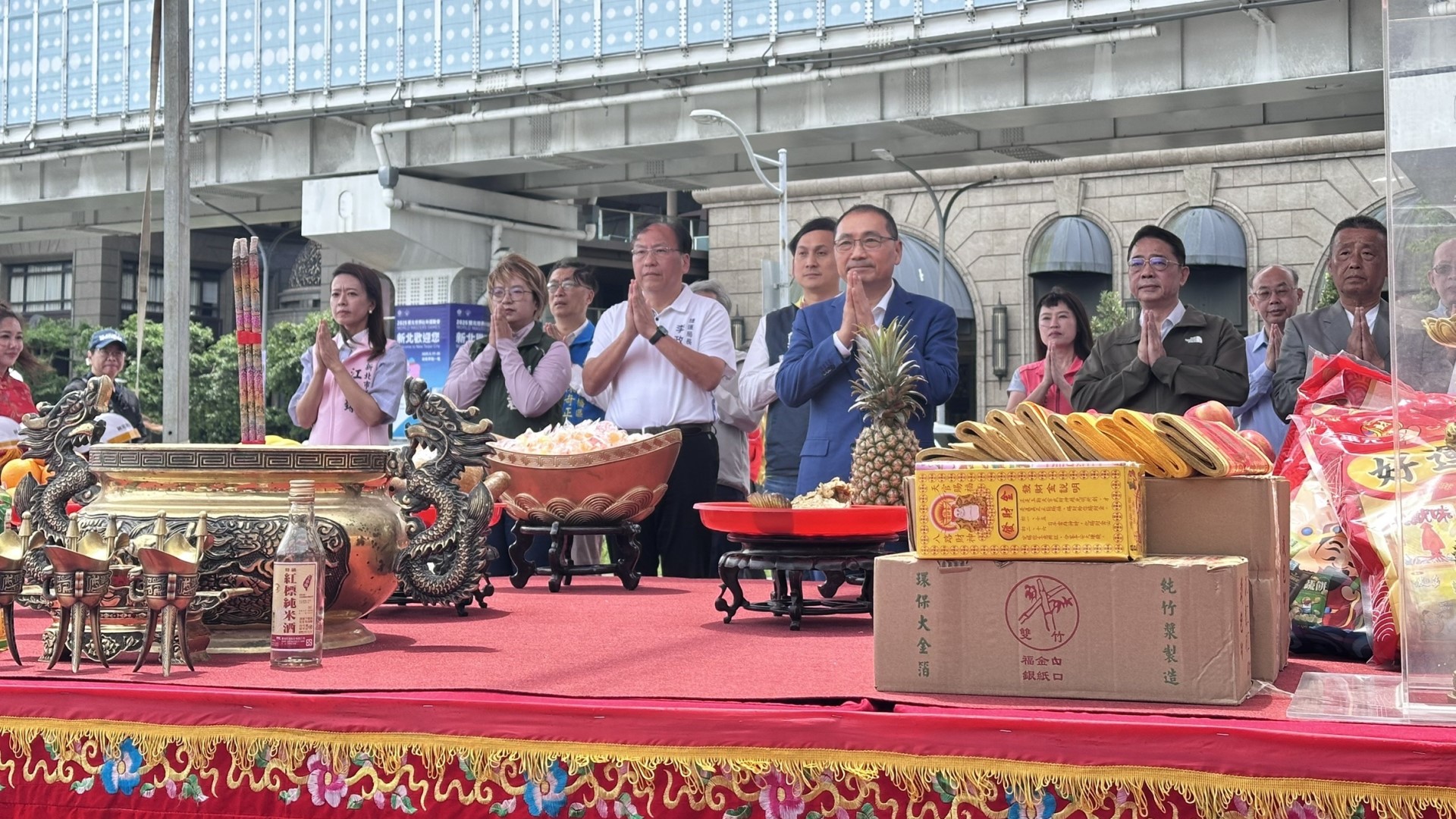 ▲侯市長率施工團隊祈禱工程順利。(圖片來源：新北市政府捷運工程局)