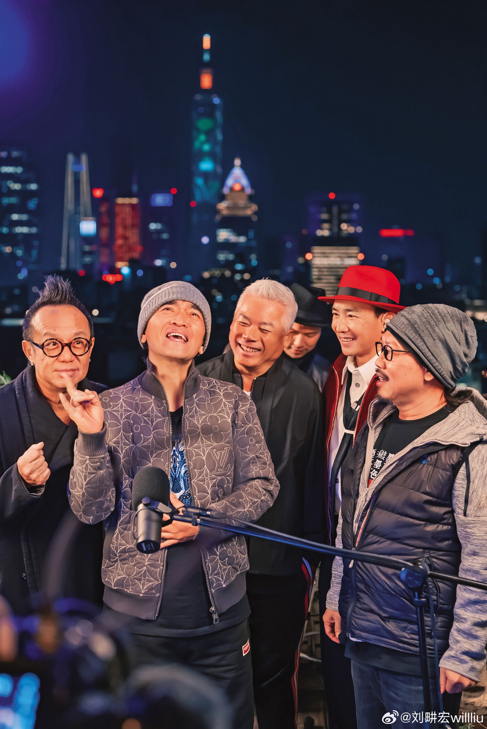 今年元旦,劉畊宏(右二)和吳宗憲(左二)、方文山(右一)等人一同跨年聚會。(圖/翻攝自劉畊宏微博)