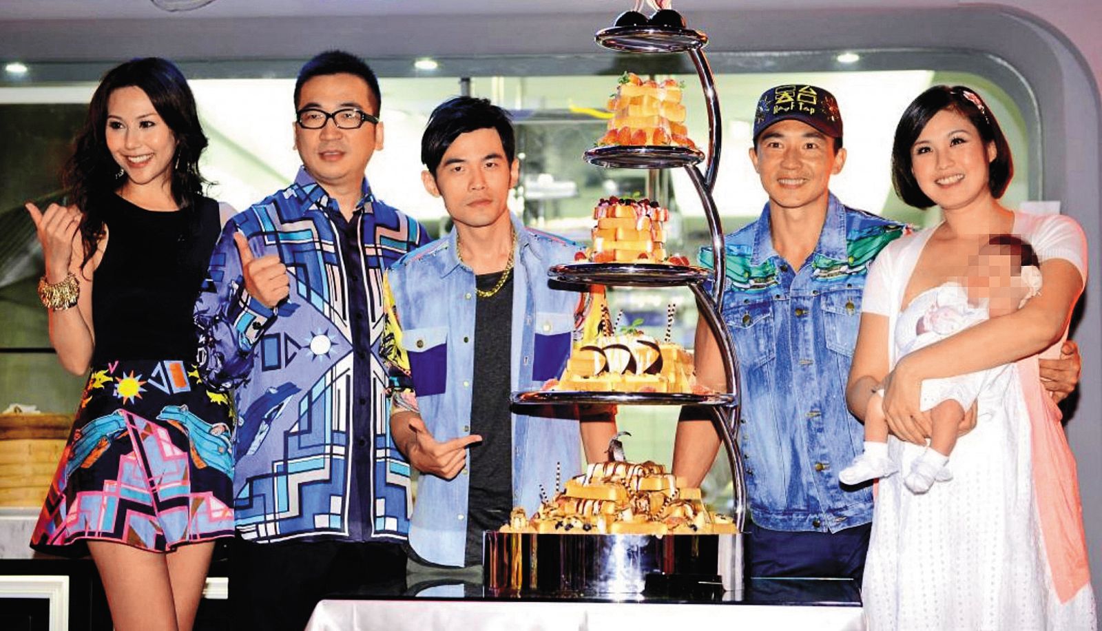 2013年,周杰倫(左三)和劉畊宏(右二)、王世均(左二)合作開天台食堂餐廳。(圖/天台食堂提供)