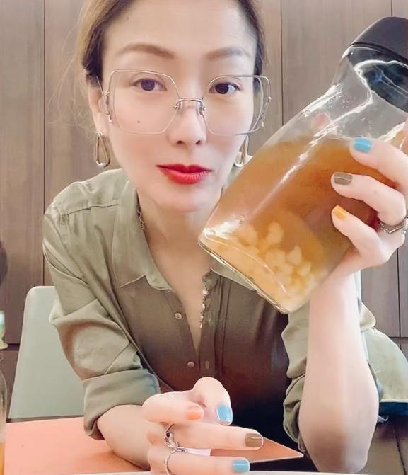鄭秀文分享水克非爾飲品。（圖／翻攝自IG@sammi_chengsauman）