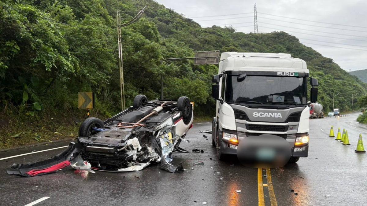 又是酒駕 !基隆轎車先撞護欄再擦撞曳引車