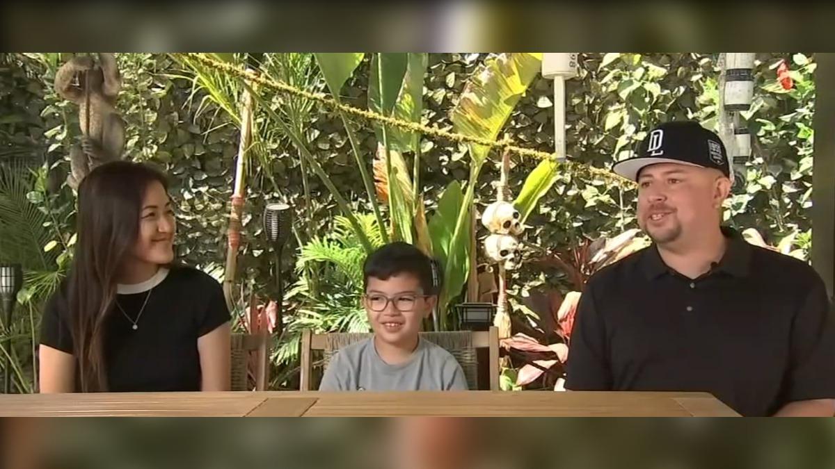 蘭登和父母。(圖/翻攝自YouTube@ABC7)