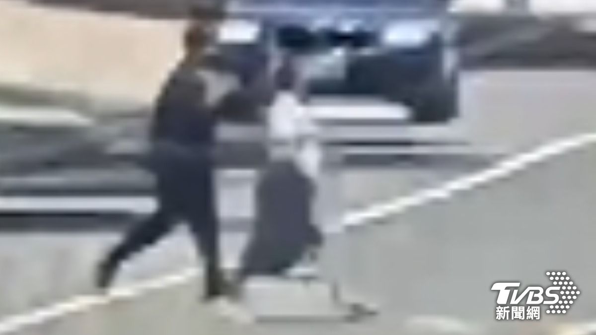 港籍女來台觀光，涉竊精品皮帶遭警方逮捕。（圖／TVBS）