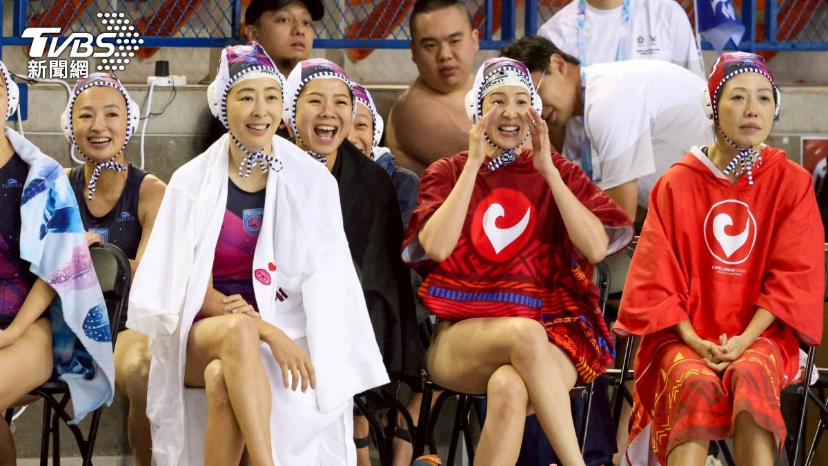賈永婕和夏嘉璐一同為隊友加油。(圖/華子琛攝)
