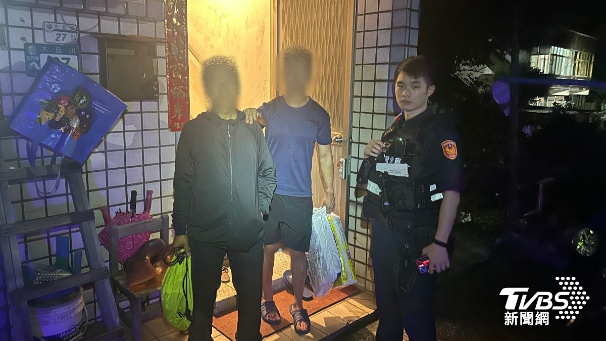 員警護送老翁返家。(圖/TVBS)