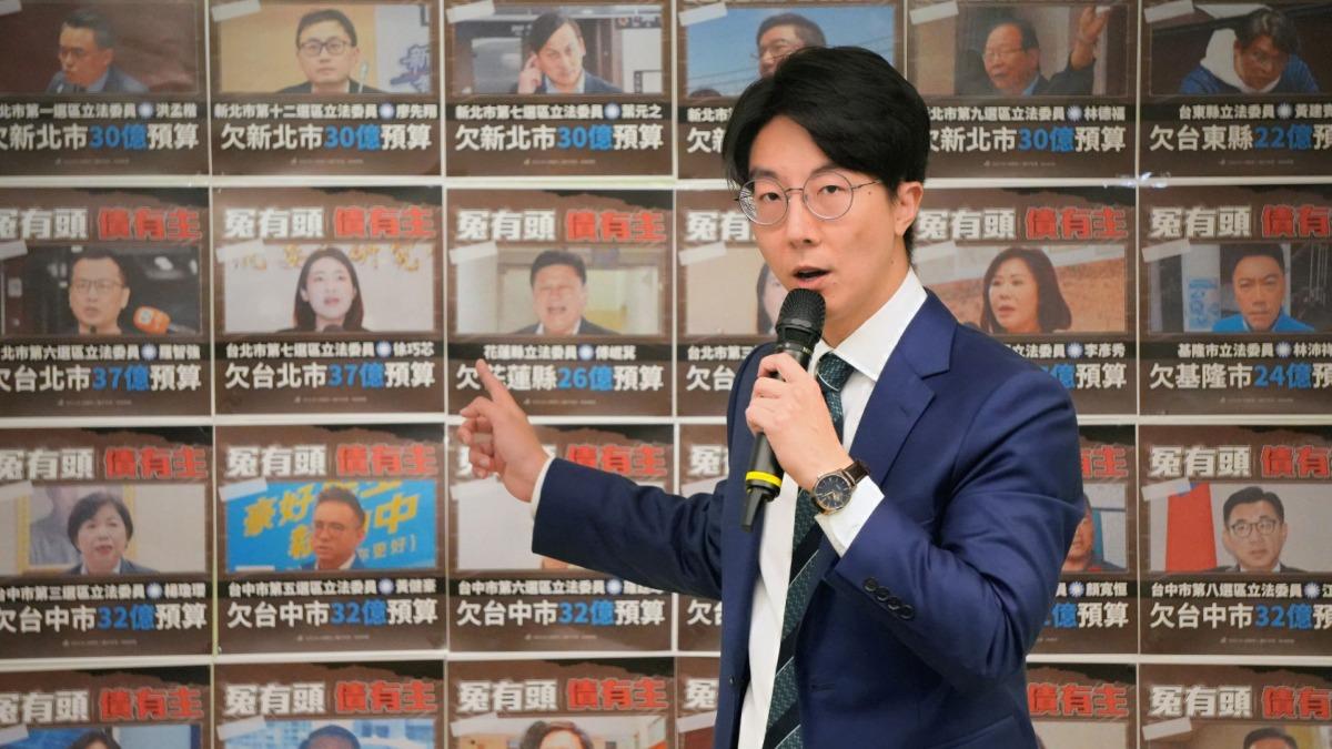 吳崢指出,民進黨政府執政9年的地方補助款本年年升高。(圖/民進黨提供)