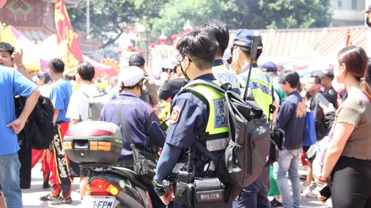 眾多警力頂著豔陽在現場維安。(圖/TVBS)
