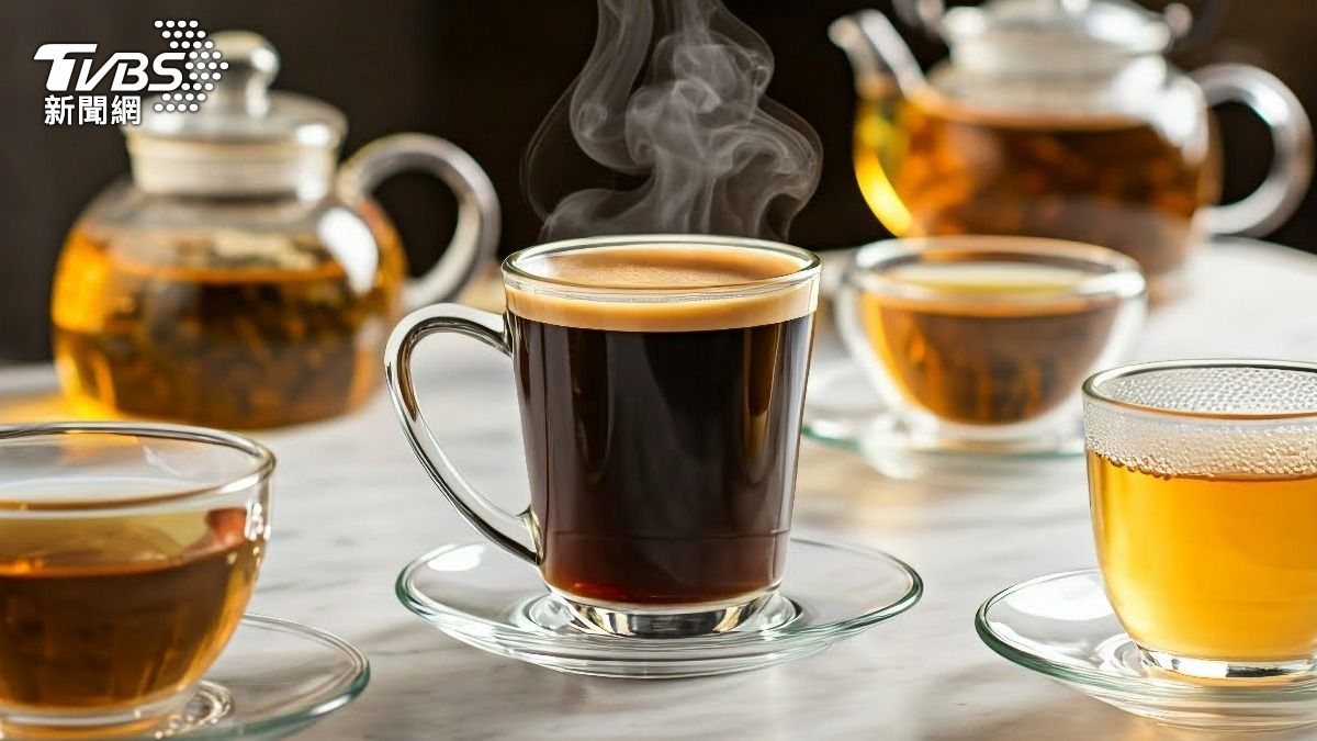 該名網友早上喝茶、下午喝咖啡，直到晚上6點後才吃飯。（示意圖／shutterstock 達志影像）