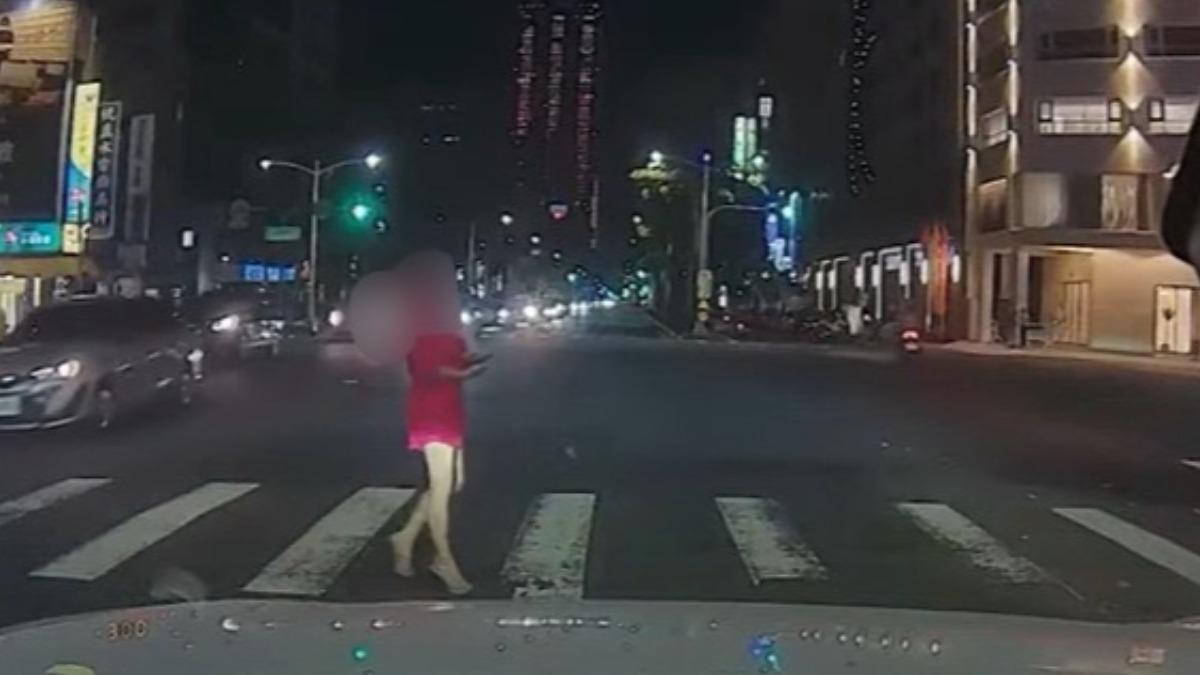 高雄深夜街頭「紅衣女站路中」招手 駕駛急煞車喊毛骨悚然