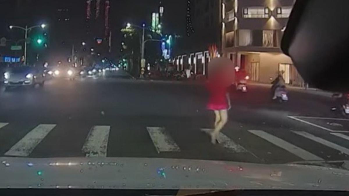 紅衣女子闖紅燈。(圖/翻攝臉書/八卦村 - 行車紀錄器影片上傳中心)