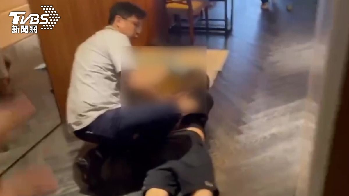 詐騙主嫌林宥穎遭警方壓制逮捕。(圖/TVBS)