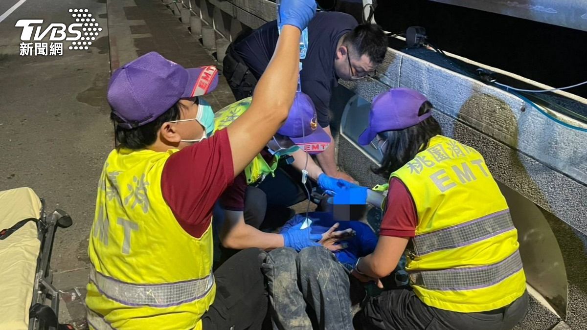 桃園男暈眩抽搐險墜橋 路人誤認情侶拉扯鬧跳河