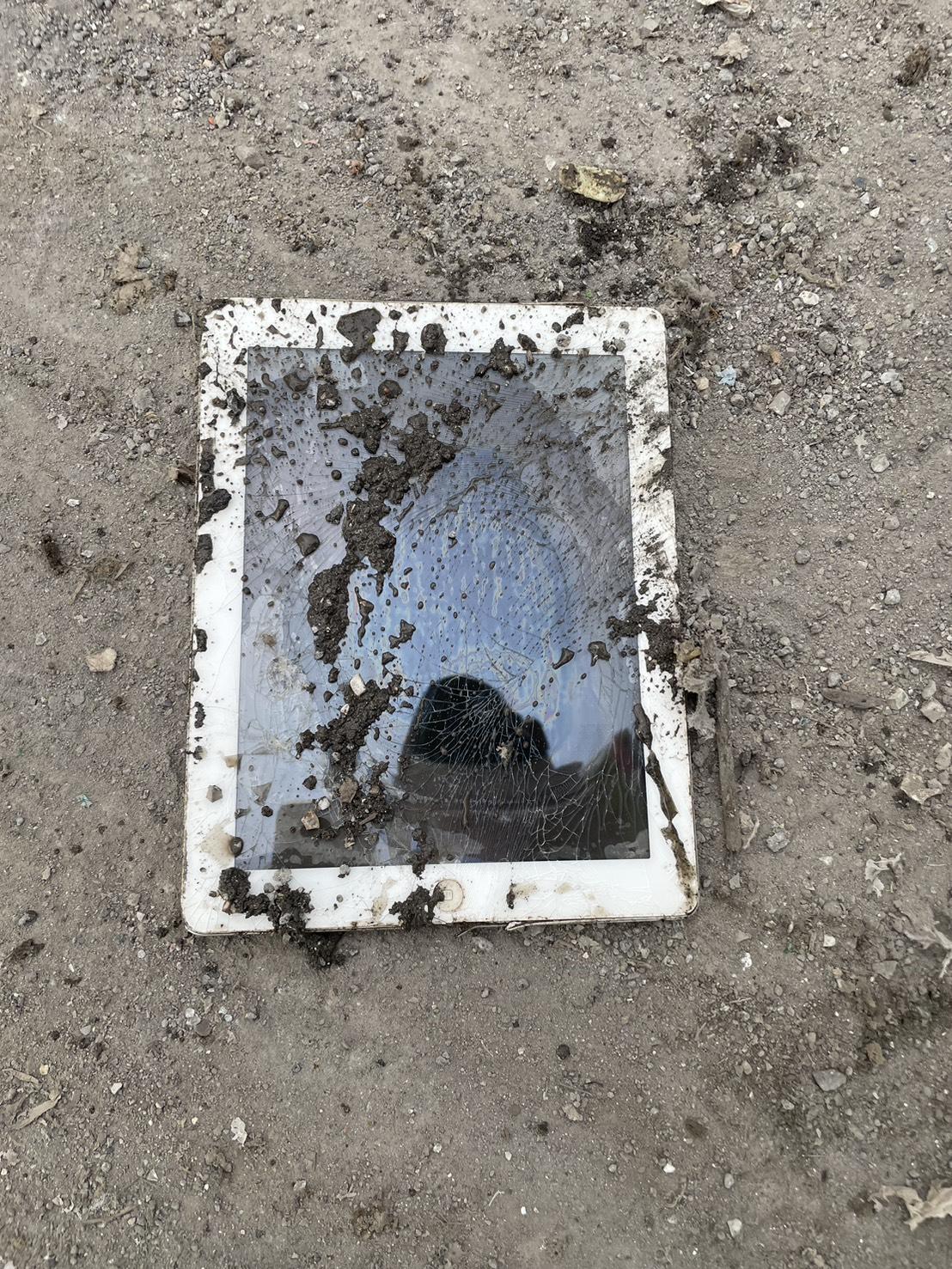 南投19噸的垃圾中發現iPad。（圖／翻攝自張嘉哲（南投市長）臉書）