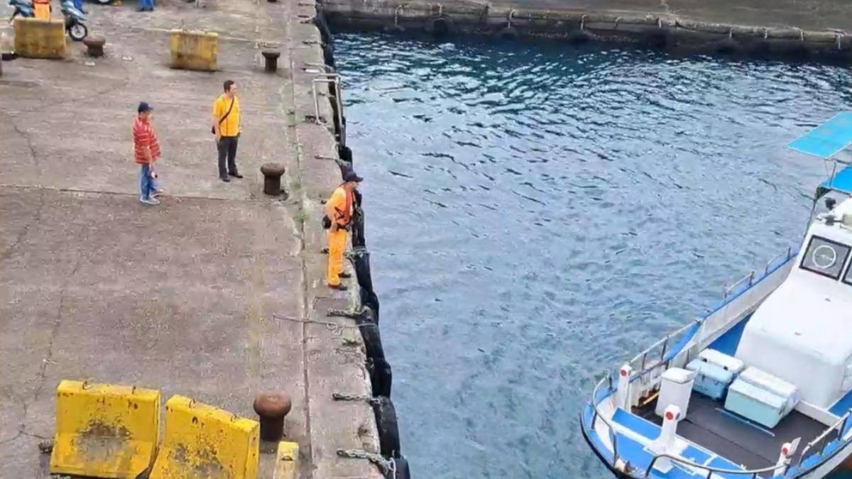 警消獲報到場,將遺體打撈上岸,盼家屬、鄰居指認死者身分。(圖/TVBS)