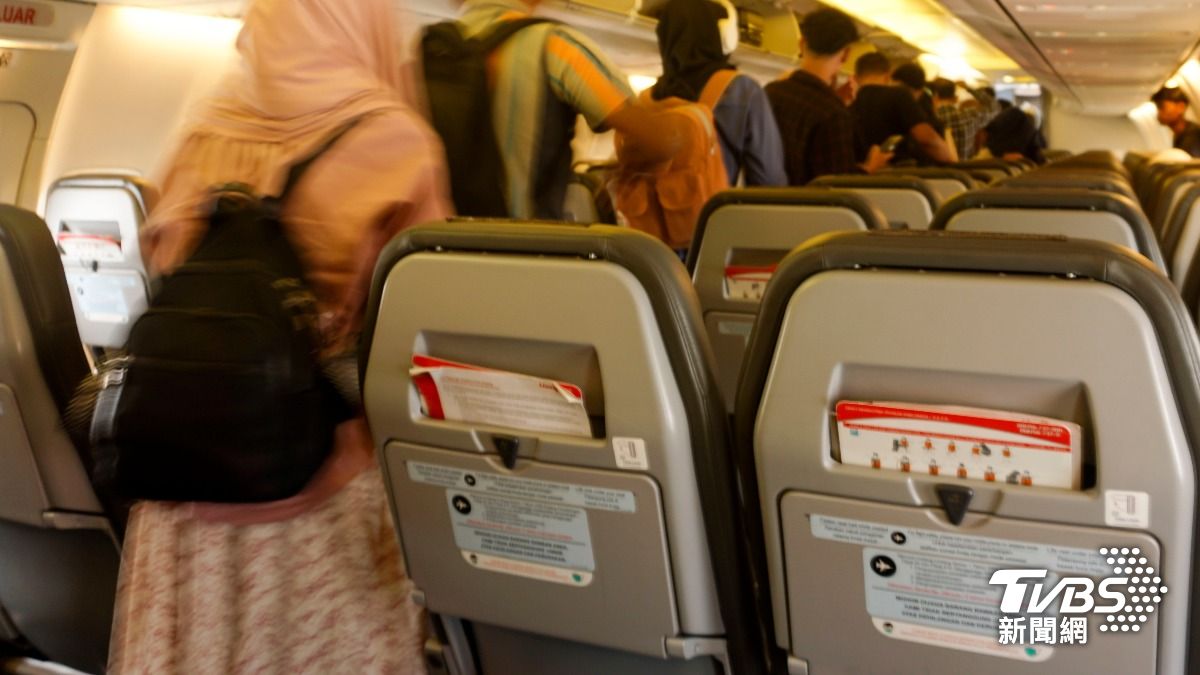 飛機一落地就急著起身、搶佔走道拿行李相當惱人。（示意圖／達志影像shutterstock）