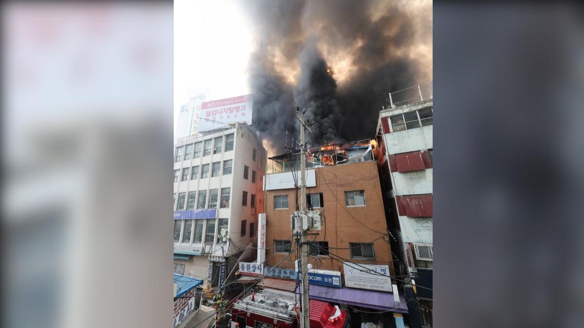 韓國首爾商業大樓起火燃燒 黑煙竄天際一7旬男吸過多濃煙送醫
