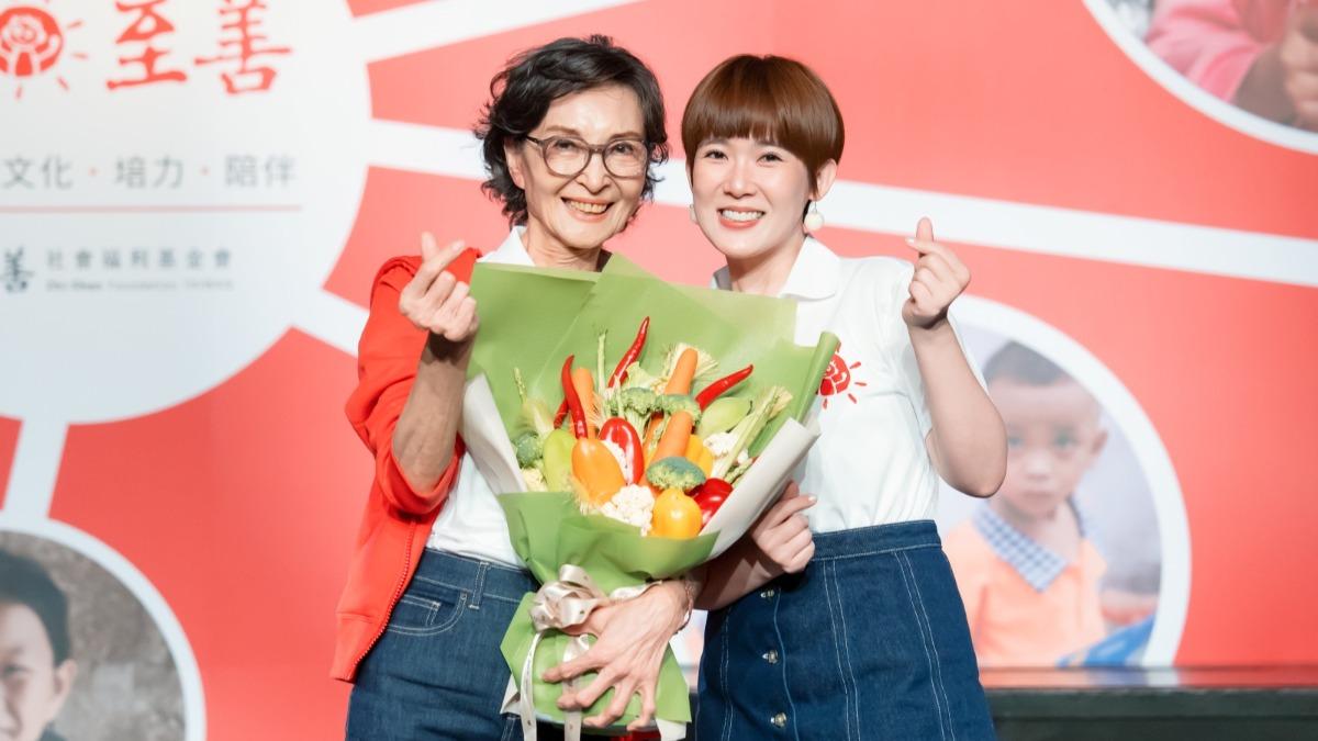 孫可芳(右)接棒陳淑麗。(圖/至善基金會提供)