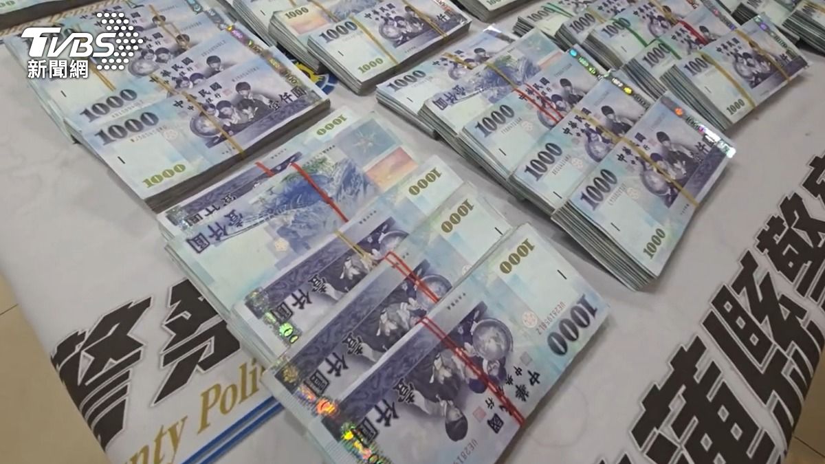 詐團主嫌逃2年遭捕!查獲現金1530萬擺滿桌 清點耗2小時