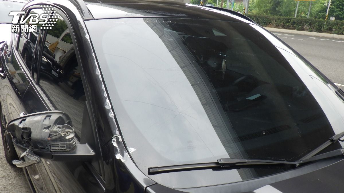 來車遭鐵條命中。（圖／TVBS）