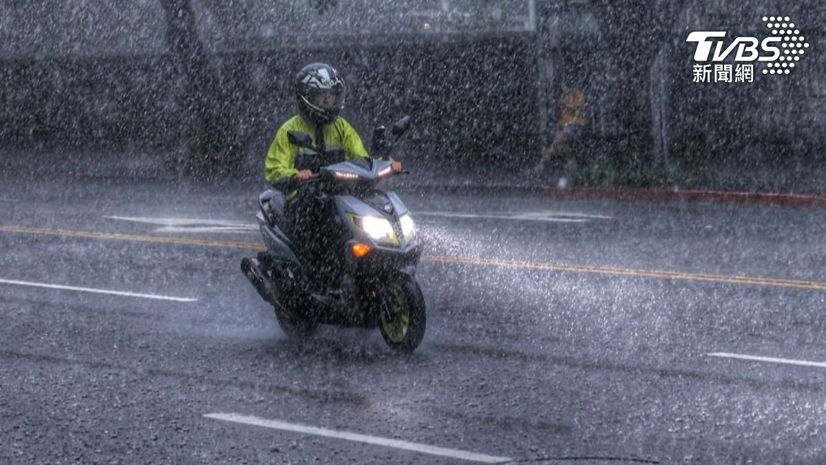 天氣/大雨灌全台!變天「一片辣紅」壟罩 好天氣掰了