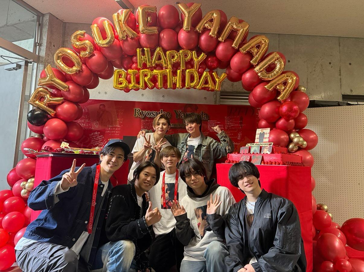 Hey! Say! JUMP團員驚喜幫山田涼介(後排左)慶生。(圖/翻攝自heysayjump_official IG)