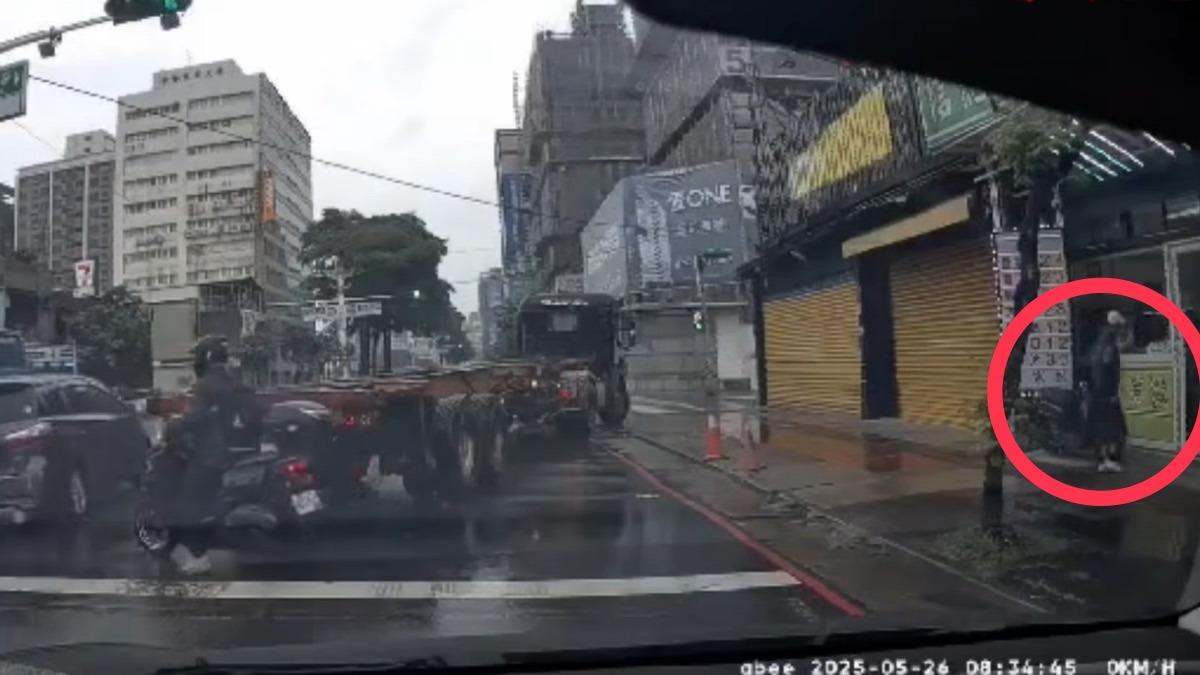 黑衣駕駛下車買檳榔，後方車輛全卡住。（圖／翻攝自爆料公社）