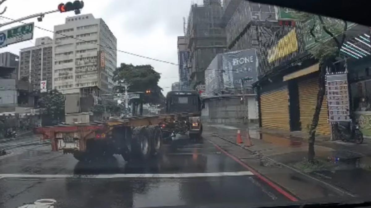 聯結車斜停路中央！駕駛悠哉下車「買檳榔」　整排車塞爆全看傻