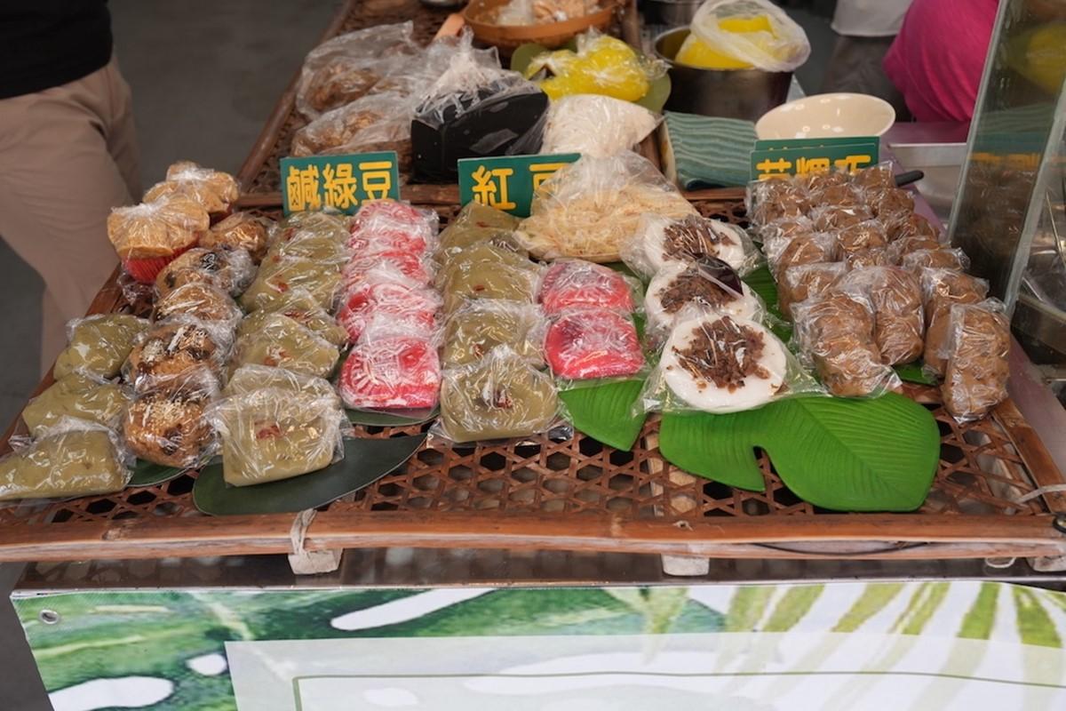 店門口還販售草仔粿、芋粿巧傳統點心通通有。(圖/「算命的說我很愛吃」提供)