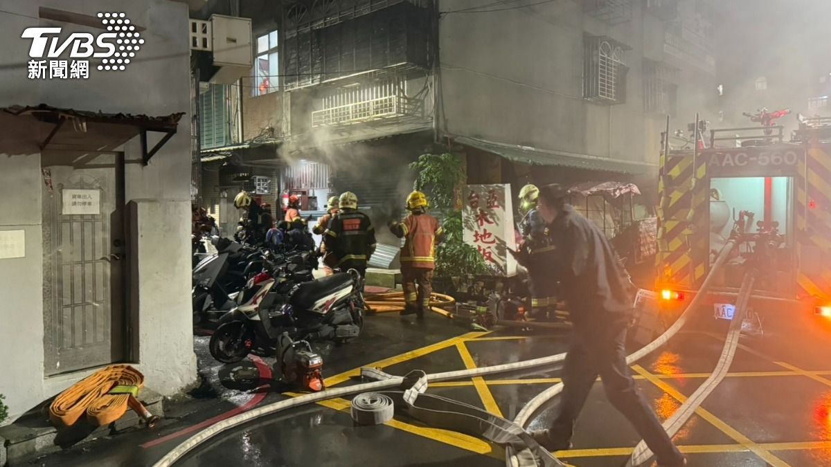 警消到場灌救。(圖/TVBS)