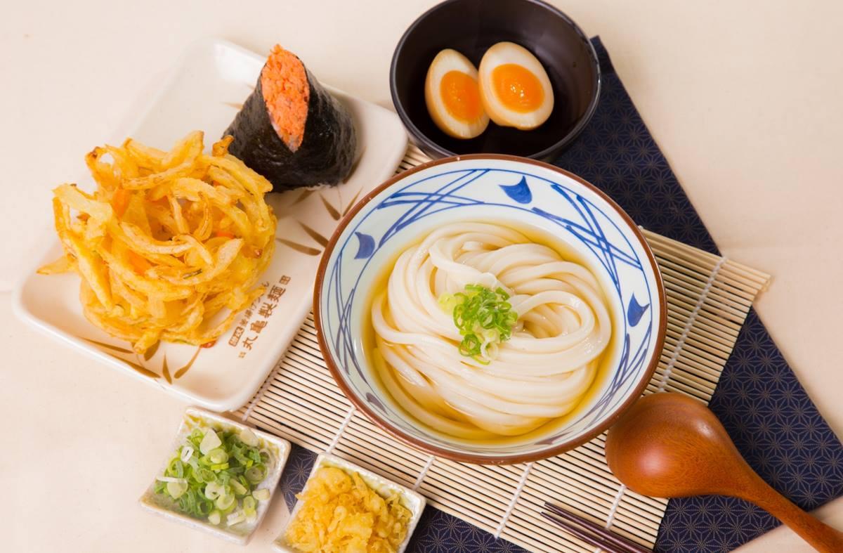 「誠品松菸店」單筆消費滿300元,即可免費獲得「釜揚烏龍麵(中)」。(圖/丸亀製麵提供)