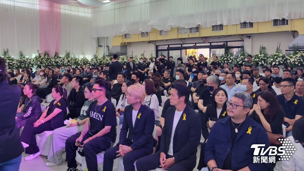 楊煥今在台中告別式,許多朋友都來送別。(圖/黃盈容攝)