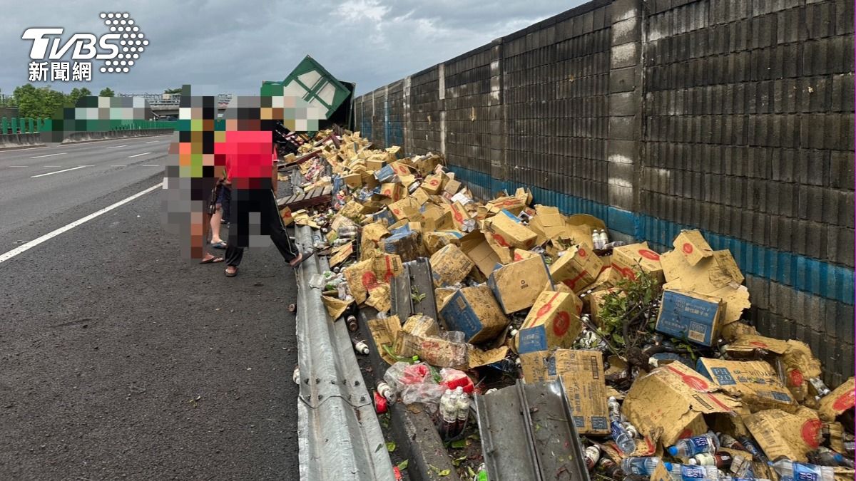 口渴嗎?國1聯結車爆胎 「飲料大撒幣」炸飛路肩畫面曝