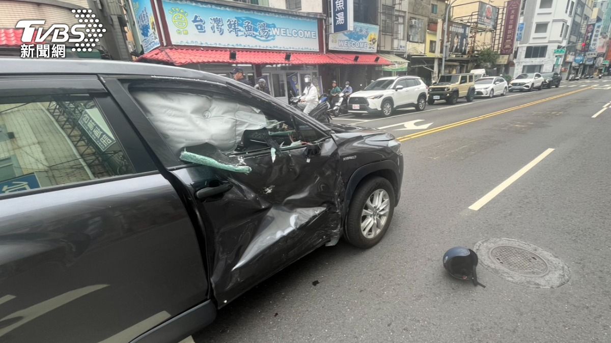 多元計程車疑似未禮讓直行車,與機車發生碰撞。(圖/TVBS)