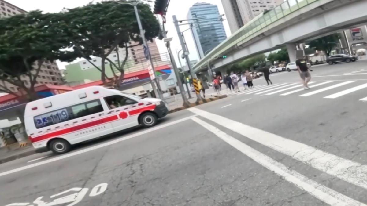 台中-救護車-救護車行人-救護車要禮讓行人嗎-救護車禮讓行人-救護車出勤-救護車行人路權-行人不禮讓救護車-行人不讓救護車